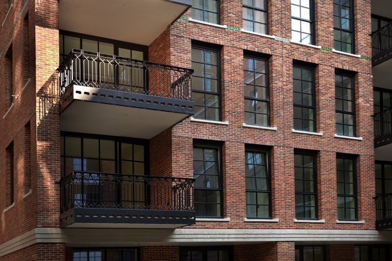 Hermeta Gevelbouw industriele zwarte kozijnen woontorengevel Little C Rotterdam