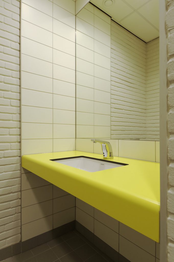 Hermeta HerboTop Solid Round wastafel bladen sanitaire wanden toilet kleedruimte zwembad Koning Willem Alexander Sportcentrum Hoofddorp