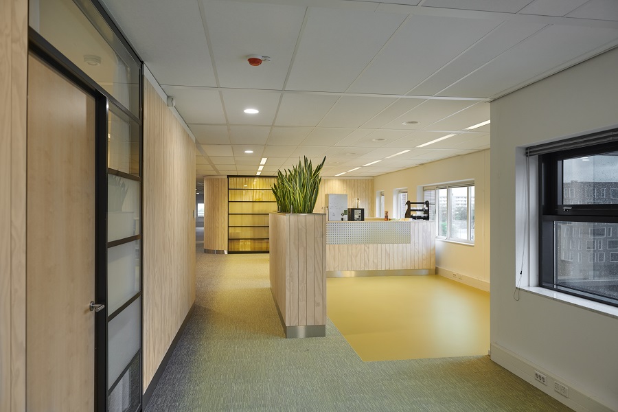 Hermeta-Interieurbouw-Anton-de-Komplein-maatwerk-pantry-kantoortuin-stadskantoor-architect