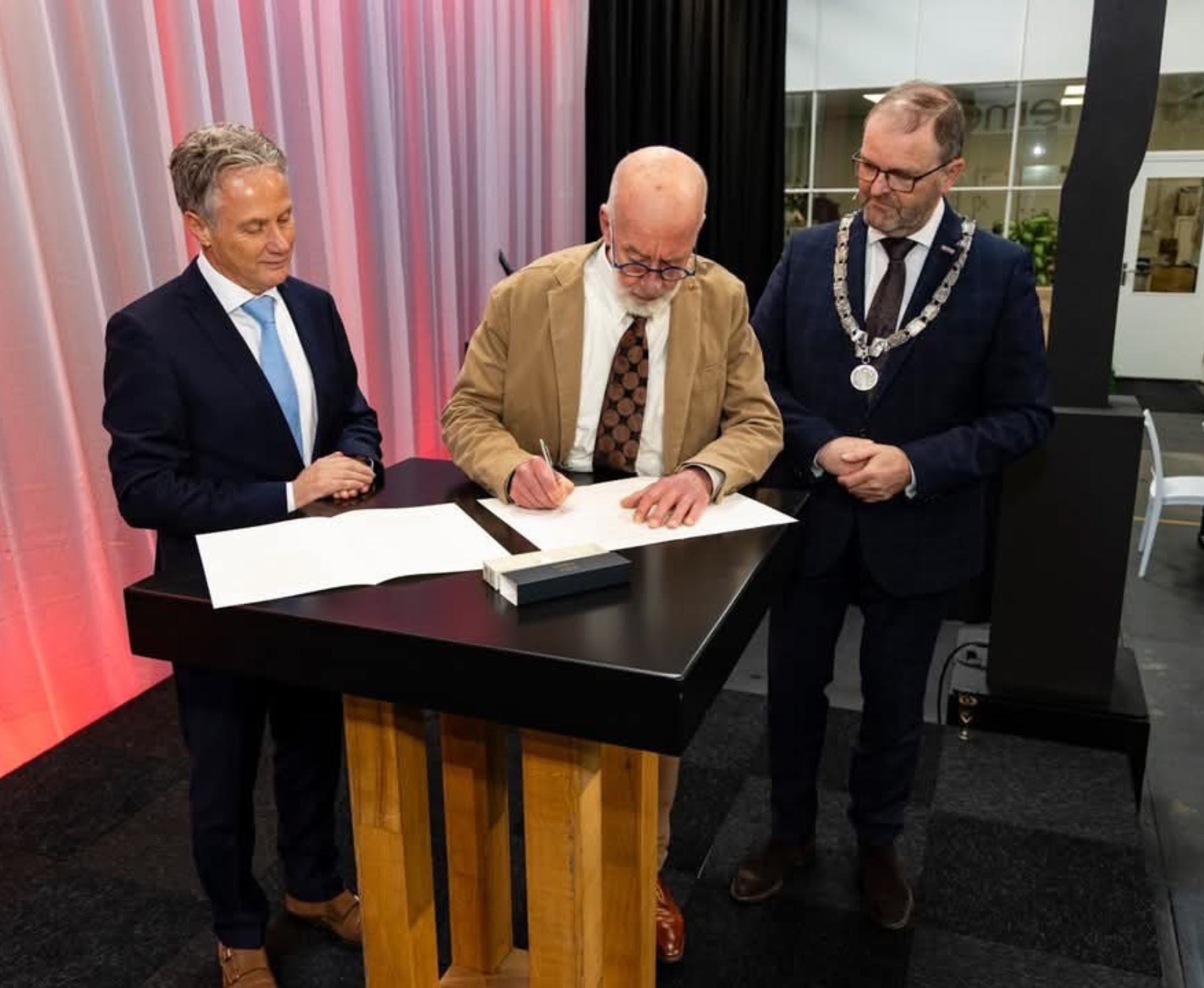 Ondertekening_Hermeta is officieel Hofleveranier bij koninklijke beschikking