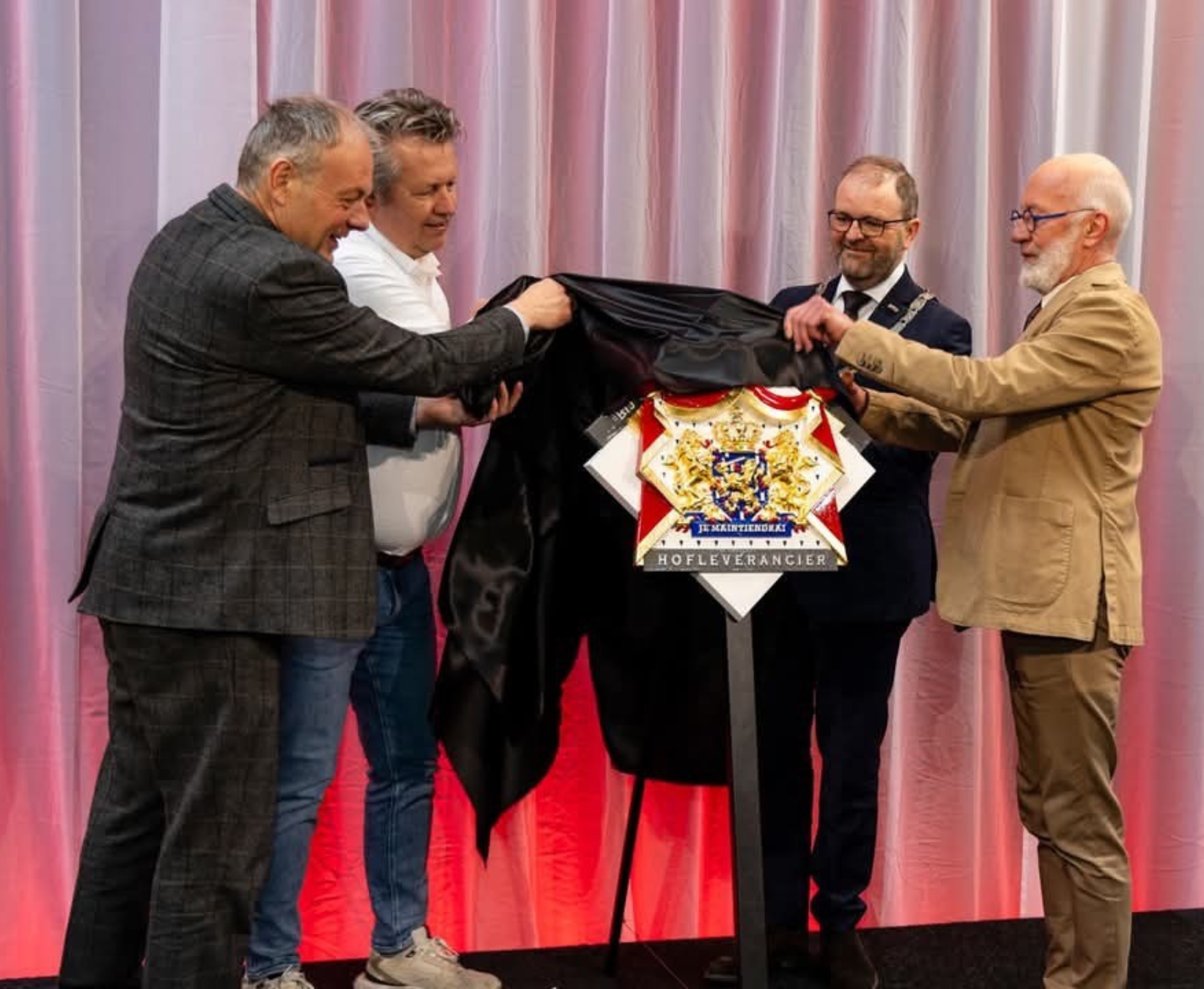 Onthulling predicaat hofleverancier bij Hermeta